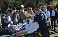 Scorpion – Ein Unfall von Walter (Elyes Gabel, liegend) zwingt Toby (Eddie Kaye Thomas, 2.v.l.), Sylvester (Ari Stidham, 3.v.l.), Paige (Katharine McPhee, M.), Ralph (Riley B. Smith, M. vorne) und Cabe (Robert Patrick, 2.v.r.) dazu, wieder zusammenzuarbeiten ...