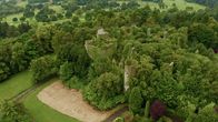 Lost Places – Die Natur erobert Buchanan Castle mit der Zeit zurück, indem sich die umliegenden Wälder die Burg praktisch einverleiben.