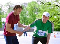 In aller Freundschaft – ", Regie: Peter Wekwerth Uhr im Ersten. Im letzten Drittel des Leipzig Marathon macht Roland (Thomas Rühmann, re.) schlapp. Martin (Bernhard Bettermann, li.) und der Rest der Truppe schaffen es aber, ihn zu ermutigen weiterzulaufen - für Jutta.