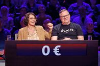 Wer weiß denn sowas? – Rateteam-Kapitän Elton (r.) mit Schauspielerin Ulrike Folkerts (l.).