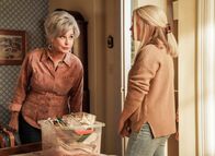 Young Sheldon – Connie "Meemaw" Tucker (Annie Potts, l.); Mandy (Emily Osment, r.)