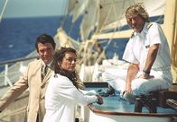 Unter weißen Segeln – Der Ägypter Yussuf (Oliver Tobias, li.) hat ein Auge auf Cruisedirektorin Marlene (Christine Neubauer) geworfen, was Kapitän Bernd Jensen (Horst Janson) beunruhigt.