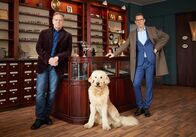 Freundschaft auf den zweiten Blick – Der gemütliche Optikerladen wird zur Kette: Elmar Kern (Jürgen Heinrich, li.) muss sich dem Regionalleiter Frank Wolf (David Rott) unterordnen.
