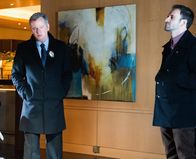 Elementary – Arbeiten an einem neuen Fall: Sherlock (Jonny Lee Miller, r.) und Gregson (Aidan Quinn, l.) ...