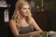 Bones - Die Knochenjägerin – Völlig unerwartet taucht Booths neue Freundin, die Journalistin Hannah Burley (Kathery Winnick), auf. Sie hat sich seinetwegen nach Washington versetzen lassen. Kann Booth mit dieser neuen Situation wirklich ganz sachlich umgehen?