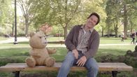 Ted – Ted (l.); John (Mark Wahlberg, r.)