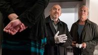 Tatort – Erhängt oder gehängt worden? Im Hotel "Rheinpalais" betrachten die Kommissare Max Ballauf (Klaus J. Behrendt, r) und Freddy Schenk (Dietmar Bär) die tote Katharina Kampe.
