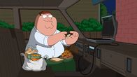 Family Guy – Besorgt umseine Gesundheit setzt Lois Peter (Bild) gesundes Essen vor. Das schmeckt ihm überhaupt nicht und er stiehlt sich davon, um sich heimlich im Auto Sandwiches zu toasten ...