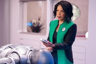 The Orville – Isaac (Mark Jackson, l.); Dr. Claire Finn (Penny Johnson Jerald, r.)