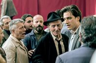 Martin Eden – Martin Eden (Luca Marinelli, 2.v.r.) lernt den Intellektuellen Russ Brissenden (Carlo Cecchi, mit Hut) kennen und beginnt, sich daraufhin mit dem Sozialismus zu beschäftigen.