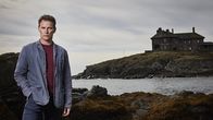 Safe House – Tom Brook (Stephen Moyer) hat sich in sein Safe House zurück gezogen. Hier kann er Personen, die in Gefahr sind, Schutz bieten.