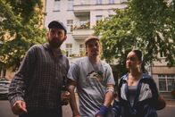 neoriginal: Späti – Machen sich Sorgen um die Zukunft des Spätis: Konnopke (Alexander Finkenwirth, l.), Fred (Wilson Gonzalez, M.) und Aylin (Gülseren Erkut, r.).