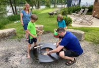 Hauptsache Camping – Vorbereitungen fürs Lagerfeuer vor der Glampingunterkunft.