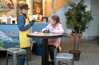 Rote Rosen – Amelie (Lara-Isabelle Rentinck, l.) bereitet es Freude, Lilly (Lilly oder Lylou Röder, r.) eine Anleitung zu geben, wie sie den Wunschzettel verfassen soll.