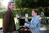 The Middle – Sie bereiten sich auf die Grillparty des Jahres vor: Mike (Neil Flynn, l.) und Bob (Chris Kattan, r.) ...