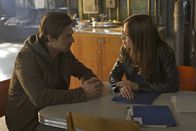 Beauty and the Beast – Plagen Cat (Kristin Kreuk, r.) doch plötzlich Zweifel, was Vincents (Jay Ryan, l.) Unschuld angeht?