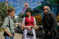 SOKO München – Arthur Bauer (Gerd Silberbauer, r.) und Toni Bischoff (Amanda da Gloria, l.) sprechen mit Johanna Pfeiffer (Bettina Mittendorfer, M.) auf dem Volksfest.