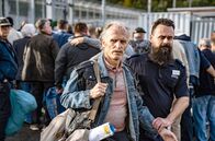 A Better Place – Klaus Bäumer (Richard Sammel, l), ein Neonazi und verurteilter Mörder, wird aus dem Knast entlassen.