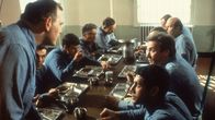 Die Flucht von Alcatraz – Unter den Häftlingen geht es rau zu: Wolf (Bruce M. Fisher, li.) bedroht Morris (Clint Eastwood, Mitte re.).