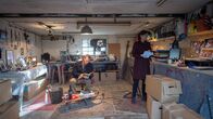 SOKO Wismar – Die Kommissare entdecken eine von Sarah Bucher angemietete Garage. Hier finden Lars Pöhlmann (Dominic Boeer) und Karoline Joost (Nike Fuhrmann) zahlreiche private Gegenstände, Fotos und Medaillen von ihrer Zwillingsschwester Jana Wegmann. Auch Beweisstücke vom damaligen Mordfall sind dabei. Ist Sarah Bucher bei ihrer Suche nach dem Mörder auf etwas gestoßen? Was hat sie vorgehabt? Ist ihr dann etwa jemand in die Quere gekommen?