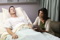 Desperate Housewives – Hofft, dass es Michael (James Denton, l.) bald wieder besser geht: Susan (Teri Hatcher, r.) ...