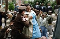 Selma – Bei einer friedlichen Demonstration kommt es zwischen der Demonstrantin Annie Lee Cooper (Oprah Winfrey) und mehreren Polizisten zu einer handgreiflichen Auseinandersetzung.