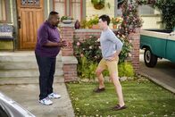 The Neighborhood – Calvin Butler (Cedric the Entertainer, l.); Dave Johnson (Max Greenfield, r.)