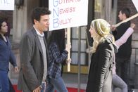 How I Met Your Mother – Ted (Josh Radnor, l.) trifft auf eine hübsche Frau (Jennifer Morrison, r.), die sich sehr darüber ärgert, dass eine Sehenswürdigkeit abgerissen werden soll, um Platz für das neue Gebäude der Goliath National Bank, das Ted entwirft, Platz zu machen ...