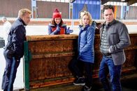 Die Rosenheim-Cops – Pathologin Mai (Sina Wilke, 2.v.l.) erläutert Polizeihauptmeister Mohr (Max Müller, l.) und den Kommissaren Winter (Vanessa Eckart, 2.v.r.) und Aubinger (Thomas Birnstiel, r.) den möglichen Tathergang.