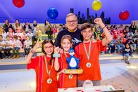 1, 2 oder 3 – Eine tolle Leistung: Das rote Rateteam aus Athen/Griechenland darf siegreich den begehrten Piet-Flosse-Pokal in den Händen halten!