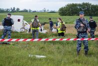 Mayday - Alarm im Cockpit – Brantford, Ontario - Der Ermittler Ron Smits (gespielt von Jeff Miller) und seine Assistentin (gespielt von Emily Andrews) untersuchen die Absturzstelle des Malaysian Airlines-Fluges 17 (DSG Photo/Darren Goldstein)