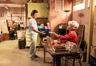 Young Sheldon – Georgie Cooper (Montana Jordan, l.); Connie "Meemaw" Tucker (Annie Potts, r.)