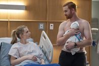 Ricky Stanicky – Susan (Anja Savcic, l.); JT (Andrew Santino, r.)