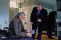 Der Staatsanwalt – Hagen Freitag (Michael Roll, l.) gibt seinem alten Freund, Oberstaatsanwalt Bernd Reuther (Rainer Hunold, r.) Hinweise zum Tathergang.