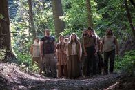 Outsiders – L-R: Johanna McGinley als Annalivia Farrell, Laurie Klatscher als Emelye, Mark Jeffrey Miller als Krake,