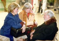In aller Freundschaft – MDR Fernsehen IN ALLER FREUNDSCHAFT FOLGE 64, "Friedrich in Nöten" Uhr. Die "Follie-Sisters" gastieren in Leipzig. Durch ein Missgeschick von Friedrich (Fred Delmare, re.) werden Lena (Barbara Dittus, Mitte) und Anna (Erika Strotzki, li.) verletzt und in die Sachsenklinik gebracht. Friedrich droht eine Schadensersatzforderung, doch die "Sisters" bekommen Mitleid.