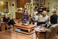 Mom – (v.l.n.r.) Tammy (Kristen Johnston); Wendy (Beth Hall); Marjorie (Mimi Kennedy); Bonnie (Allison Janney); Jill (Jaime Pressly)