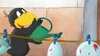 Der kleine Rabe Socke – Socke hat seine eigene Methode den Abwasch zu machen.