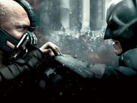 The Dark Knight Rises – Der Terrorist Bane (Tom Hardy, l.) und der "Dunkle Ritter" Batman (Christian Bale) kämpfen Mann gegen Mann...