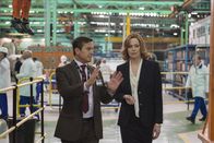 Chappie – Journalist (Kevin Otto, l.); Michelle Bradley (Sigourney Weaver, r.)