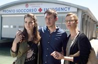 Donna Leon – Paola (Julia Jäger, re.) und ihre Tochter Chiara (Laura-Charlotte Syniawa) holen Raffi (Patrick Diemling) aus dem Krankenhaus ab.