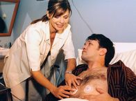 In aller Freundschaft – MDR Fernsehen IN ALLER FREUNDSCHAFT FOLGE 168, "Warum lügst du?" Uhr. Artur Bär (Martin May) verweigert die Behandlung in der Sachsenklinik. Schwester Yvonne (Maren Gilzer) versucht mit ihrem Charme, ihn eines Besseren zu belehren.