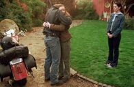 Gilmore Girls – Rory (Alexis Bledel, M.) ist begeistert, als ihr Vater Christopher (David Sutcliffe, l.) unerwartet in Stars Hollow auftaucht. Doch bei Lorelei (Lauren Graham, r.) sorgt die Rückkehr nicht nur gefühlsmäßig für ein Chaos ...