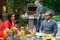 Der Spalter – Während sich Oliver (Fabian Busch, M.) um den Grill kümmert, spricht sein Vorgesetzter Lars (Axel Stein, r.) mit Olivers Nachbarin Dila (Susana AbdulMajid, l.).
