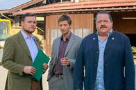 Die Rosenheim-Cops – Die Cops Hofer (Joseph Hannesschläger, re.) und Hansen (Igor Jeftic, m.) befragen Tobias Burghammer (Maximilian Laprell, li.), der vom Tod seines Stiefvaters nicht sonderlich erschüttert zu sein scheint.