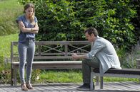 Der Bergdoktor – Tobias Ritter (Sebastian Fräsdorf) gesteht seiner Freundin Kathi Wimmer (Cosima Lehninger), dass er ihrer Mutter nicht zum ersten Mal begegnet ist - und dass er der Vater ihres kleinen Bruders Leo ist.