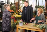 Rote Rosen – ARD ROTE ROSEN FOLGE 1711 Uhr im ERSTEN. Erika (Madeleine Lierck-Wien, r.) ist empört als sie erfährt, dass Inges (Peggy Lukac, l.) heimlicher Verehrer Nicos Saravakos ist (mit Joachim Kretzer, M.).
