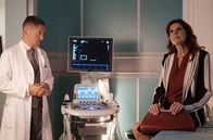 In aller Freundschaft – ARD/MDR IN ALLER FREUNDSCHAFT (915), "Blick in den Abgrund" Uhr im ERSTEN. Dr. Kaminski ist in Nöten. Vera Baders (Claudia Wenzel) Betreuerin hat nach einem Unfall gekündigt und Kaminski wird in der Klinik gebraucht. Als Kaminski Vera sagt, sie müsse mit einer Nierenprellung in der Sachsenklinik bleiben, wehrt sie sich dagegen.