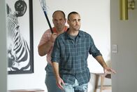 The Last Man on Earth – Tandy (Will Forte, r.) tischt Todd (Mel Rodriguez, l.) eine Lüge auf, um ihn aus seinem Tief zu holen. Doch wie lange wird er diese Lüge aufrecht erhalten können?