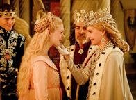 Maleficent 2: Mächte der Finsternis – (v.li.): Prinz Phillip (Harris Dickinson), Prinzessin Aurora (Elle Fanning), König John (Robert Lindsay), Königin Ingrith (Michelle Pfeiffer).